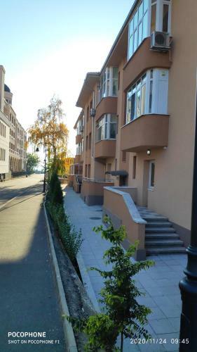 Unique Location Apartment With Parking
