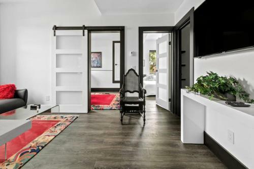 Secluded Simcoe St Treasure