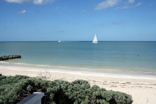 Cute Refurbished Beachfront House, Private Paradise For A Couple