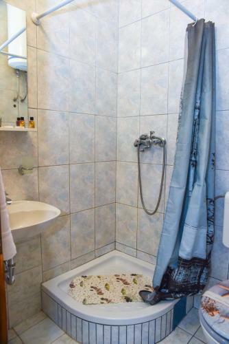 Villa Holiday Home With 4 Studio Apartments