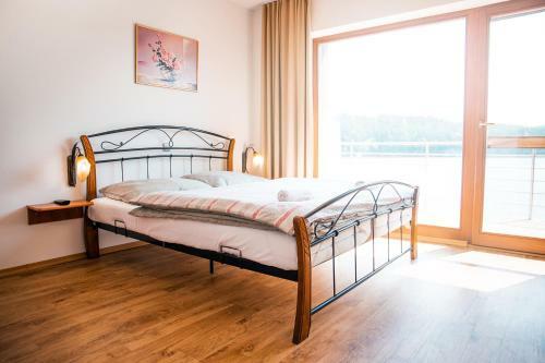 Hostal Penzion Ratm�r�k A Vin�rna U Raka