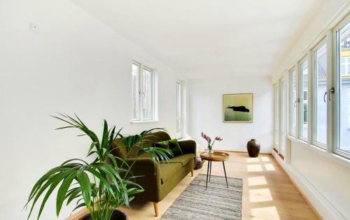 Central 3-bedroom Apartment With Huge Terrace, Including Queen Size Beds