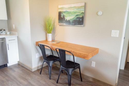 Motel Colony Suites