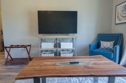 Motel Colony Suites