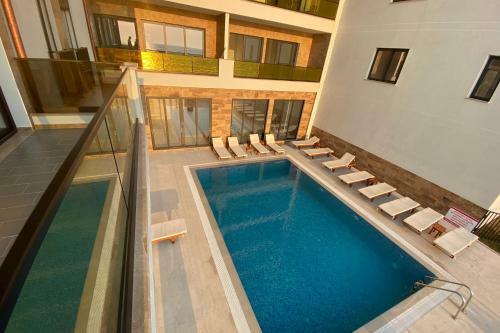 Sunset Beach 3 Br Seaside Apartment
