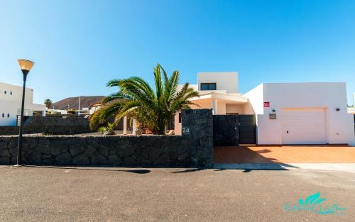 Remarkable 3-bed Villa In Playa Blanca