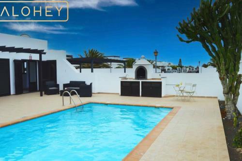 Villa Timanfaya Spacious Villa With Pool