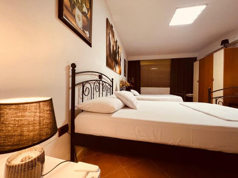 Hostal Iart Residence