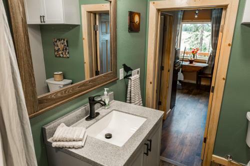 Bed & Breakfast Howling Raven Cabin