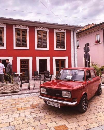 The Red House, Gjuhadol