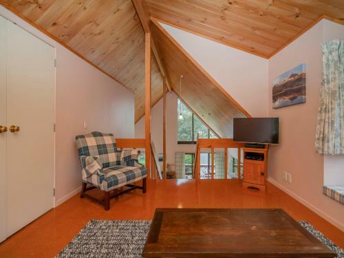 Tui's Grove - Onemana Holiday Home