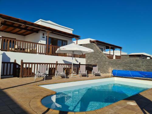 Luxury 4-bedroom Villa With Heated Pool + Sea View