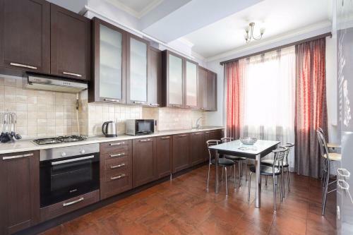 Central Yerevan 2 Bedrooms Premium Apartment Small Center
