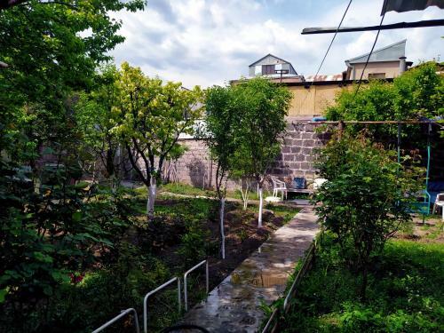 Hostal Flora's Guest House