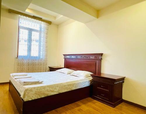 Emily's Apartments: No 21, Small Center