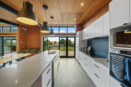 Kapiti Heights - Otaki Beach Holiday Home