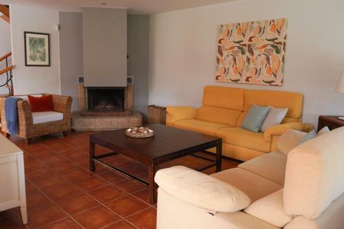 Casa Con Piscina En Razo