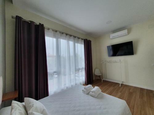 Redondela Apartments - Bedroom, Bathroom & Kitchen