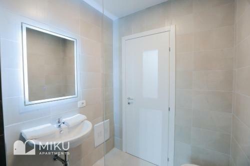 Miku Apartment - Vibrant 1bd Apartment At Olympic Residence