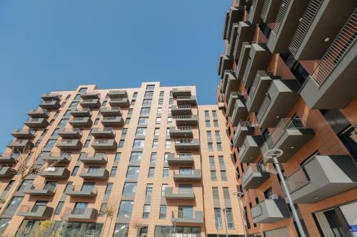 Miku Apartment - Vibrant 1bd Apartment At Olympic Residence