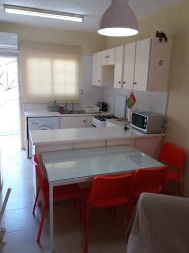Girasol Beach Apartment 200m From Yanathes Beach