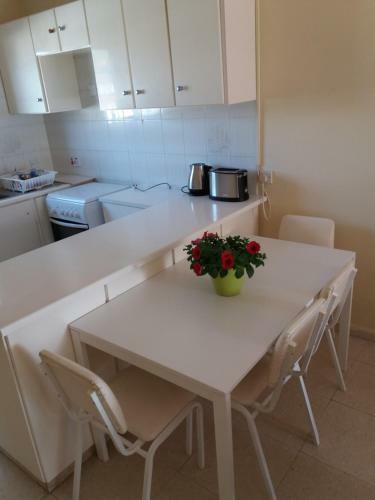 Girasol Beach Apartment 200m From Yanathes Beach