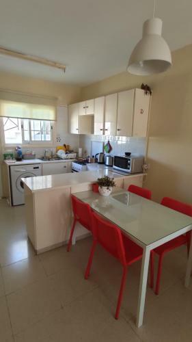 Girasol Beach Apartment 200m From Yanathes Beach