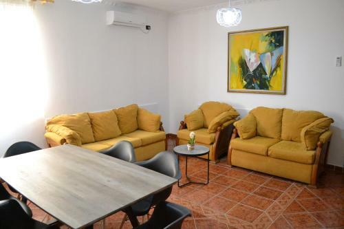 Kela's Central 5 Bd Apartment