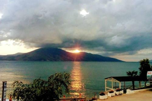Spacious Beach House, Best View In Radhima, Kanul