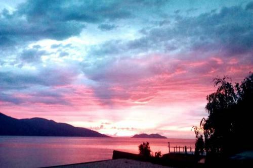Spacious Beach House, Best View In Radhima, Kanul
