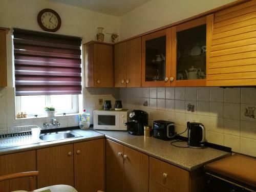 Village Corner 3 Bedroom Apartment With Garage