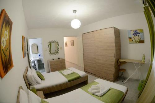 Village Corner 3 Bedroom Apartment With Garage