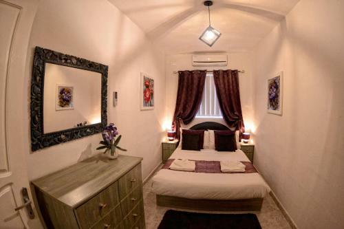 Village Corner 3 Bedroom Apartment With Garage