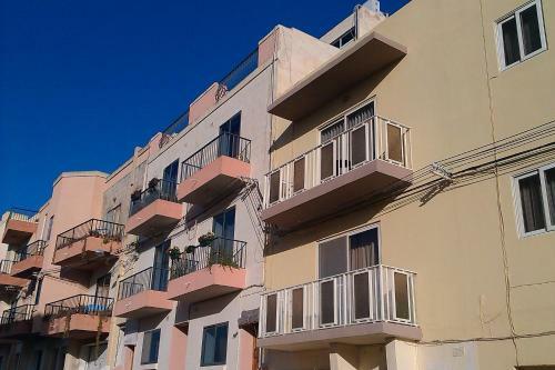 Village Corner 3 Bedroom Apartment With Garage