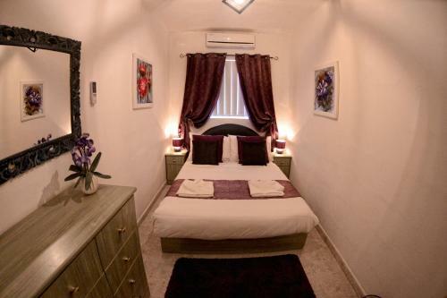 Village Corner 3 Bedroom Apartment With Garage