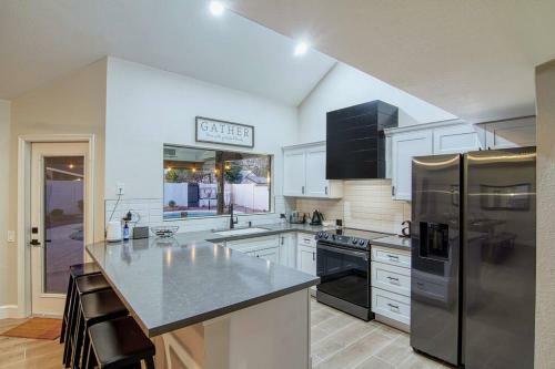 Estrella - Renovated With Patio, Bbq, Pool & Spa