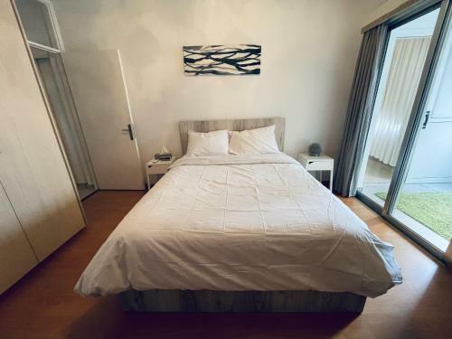 Beautiful 2-bedroom Apartment By The Sea!