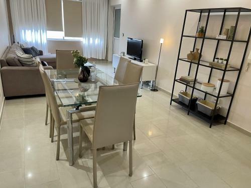 Beautiful 2-bedroom Apartment By The Sea!