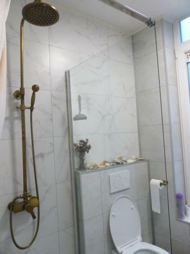 Apartamento Superbe Studio Au 1er �tage, Proche de La Gare Du Midi