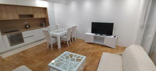 Leo Apartment