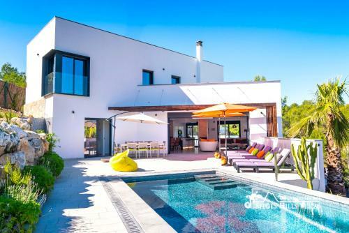 Villa Rueda With Heated Pool, Hot Tub And Great Views