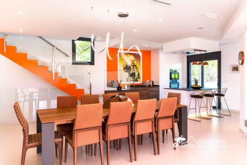 Villa Rueda With Heated Pool, Hot Tub And Great Views