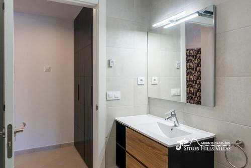 Villa Rueda With Heated Pool, Hot Tub And Great Views