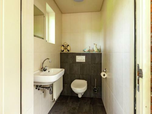 Upbeat Holiday Home In Reutum With Jacuzzi