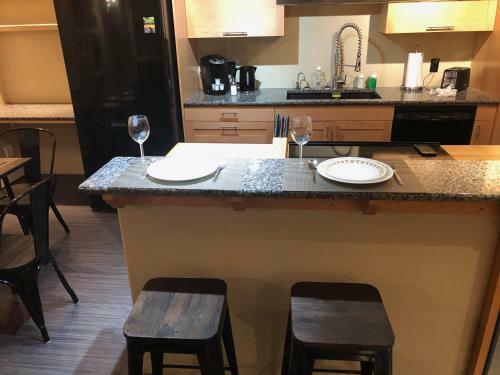 Apartamento Luxury One Bed/bath Condo W/ Parking On Whyte Ave