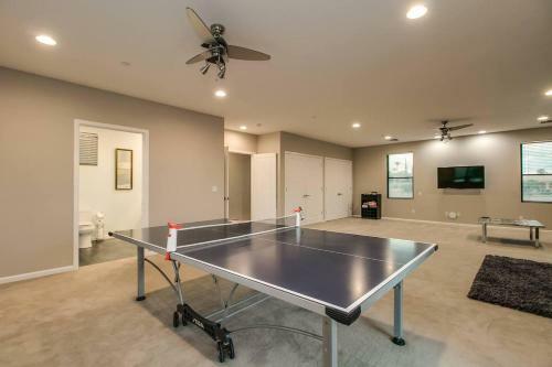 Luxe 4 Bdrm Wpool And Spa On Golf Course Lot