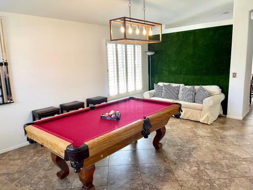 Resort Style Desert Oasis, Pool, Golf, Billiards & Ping Pong