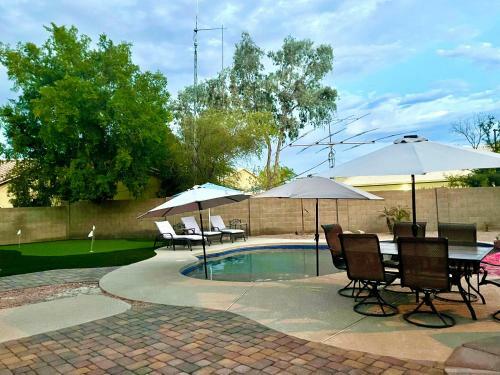 Resort Style Desert Oasis, Pool, Golf, Billiards & Ping Pong