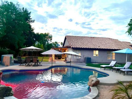 Resort Style Desert Oasis, Pool, Golf, Billiards & Ping Pong