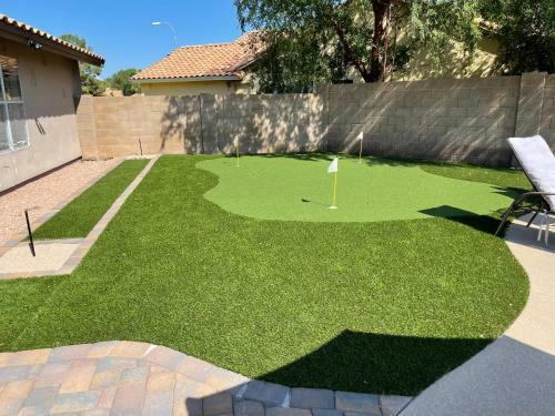 Resort Style Desert Oasis, Pool, Golf, Billiards & Ping Pong